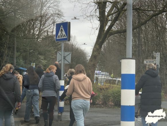 Verkehrsunfall mit Totalschaden auf der Parkstraße – Vermeintliche Unfallfahrerin flüchtet – Polizei sucht Zeugen