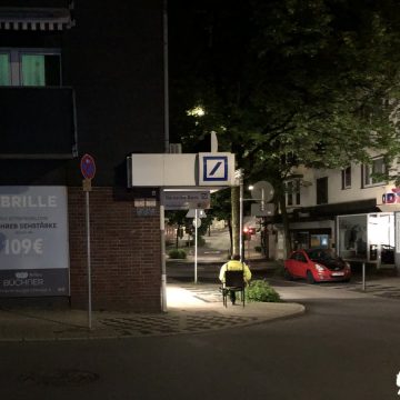 Security vor der Deutschen Bank in Ronsdorf in der Nacht