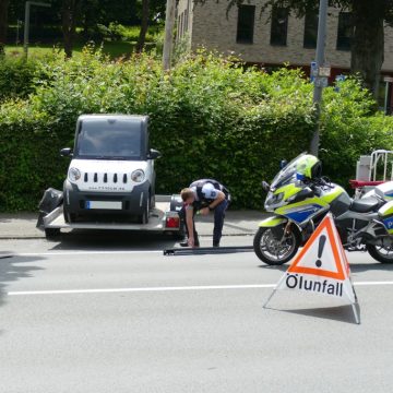 Ronsdorf-Unfall-Staubenthaler-Strasse-Polizei-Feuerwehr Zusammenstoß auf der Elias-Eller-Straße