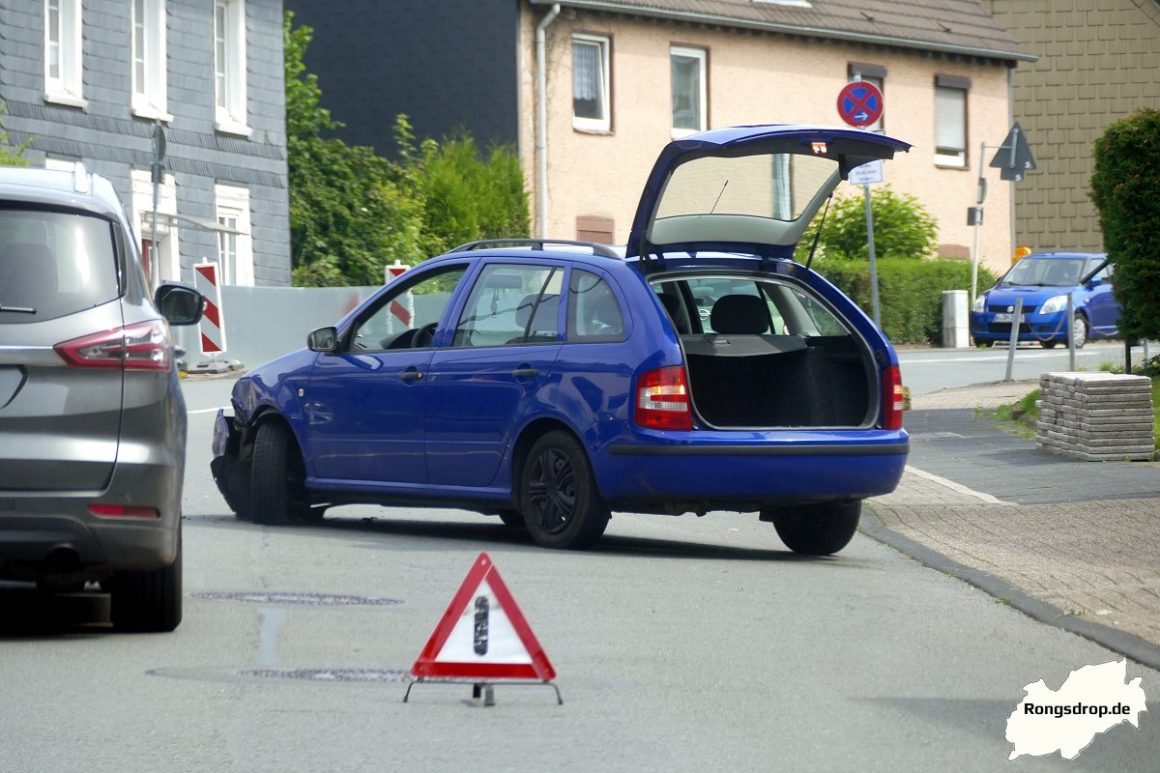 PKW steht auf der Erbschlöer Straße quer (Unfall)