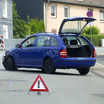 PKW steht auf der Erbschlöer Straße quer (Unfall)