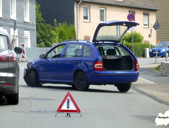 PKW steht auf der Erbschlöer Straße quer (Unfall)